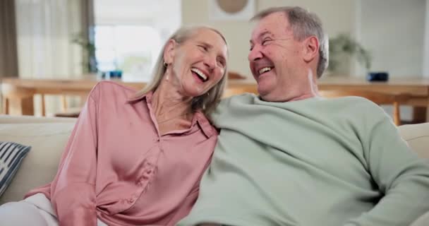 Skrattande Glada Och Äldre Par Soffan Vardagsrummet Hemma Med Komiskt — Stockvideo