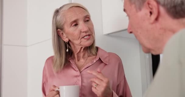 Reifes Paar Gespräch Und Diskussion Für Den Ruhestand Lebensversicherung Und — Stockvideo