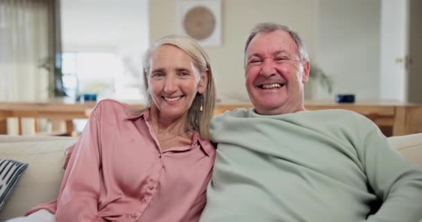 在客厅的沙发上 夫妻们笑容满面 悠闲自在地拥抱在一起 老年男女的画像 离退休后在客厅里依偎在一起 — 图库视频影像