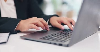 Bilgisayarda, ellerde ve iş adamında ofisteki masada e-posta, bilgi ya da araştırma var. Bilgisayar, klavye ve profesyonel kadın ya da danışmanın masadaki projesi için internet üzerinden yakın plan.