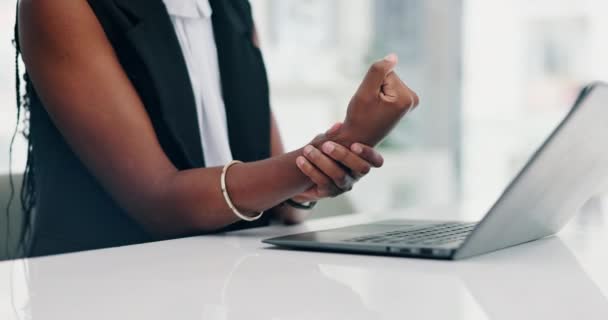 사태와 사무실에서 노트북 비즈니스 컴퓨터 상처와 Fibromyalgia 척추와 아프리카 여성의 — 비디오