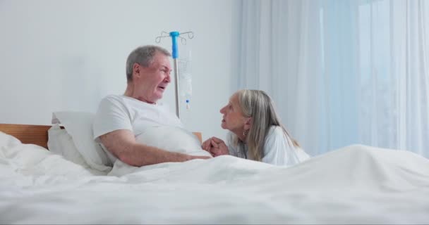 Vanhukset Pari Potilas Sairaalassa Puhuminen Huoli Ahdistus Vanhempi Mies Tai — kuvapankkivideo