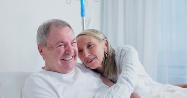 快乐的夫妇在医院病床上与生病的丈夫一起去看 支持和笑着看有趣的故事 笑一笑 以及在诊所谈论健康 医疗或健康问题的妇女 — 图库视频影像