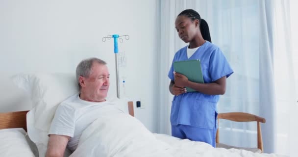 Enfermera Paciente Ayuda Cama Hospital Para Atención Médica Apoyo Chequeo — Vídeo de stock