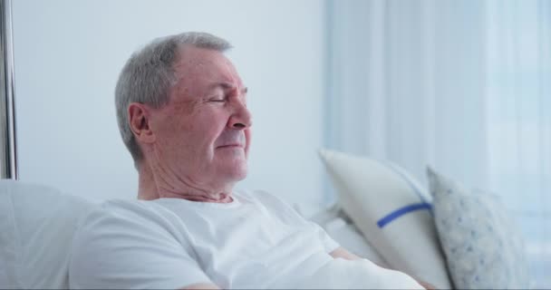Starszy Mężczyzna Łóżko Smutek Szpitalu Myśleniem Lub Emocjami Płaczem Emeryturą — Wideo stockowe