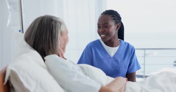 讨论人员和在医院病床上的老年妇女提供支持 保健和咨询 为健康检查提供意见 谈话和照顾的医生 护理人员和老年病人 — 图库视频影像
