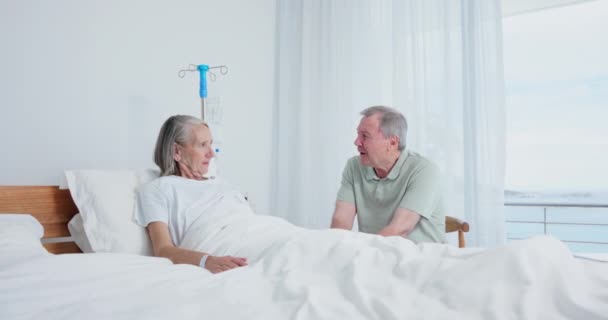 Senior Conversación Pareja Cama Hospital Para Visita Apoyo Comunicación Junto — Vídeo de stock
