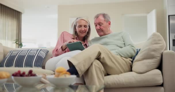 Mature Couple Détendre Avec Tablette Maison Avec Site Web Pour — Video