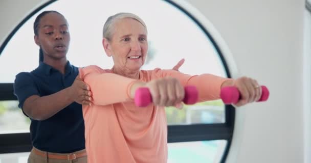 在健身诊所 理疗师 老年妇女和哑铃 以注意 肌肉或健康的方式进行锻炼 理疗和帮助手进行康复 伤害和武器训练 — 图库视频影像