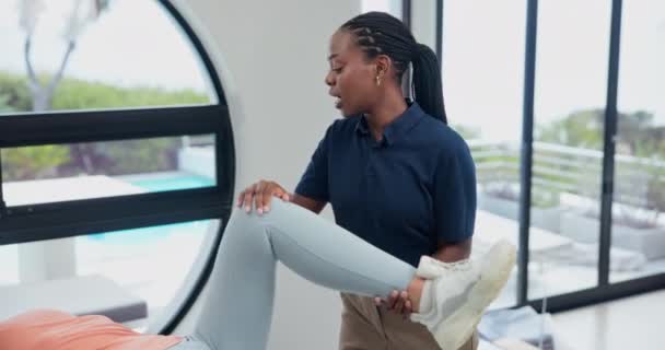 Vecchia Gambe Stretching Supporto Fisioterapia Riabilitazione Artrite Con Fisioterapia Esercizio — Video Stock