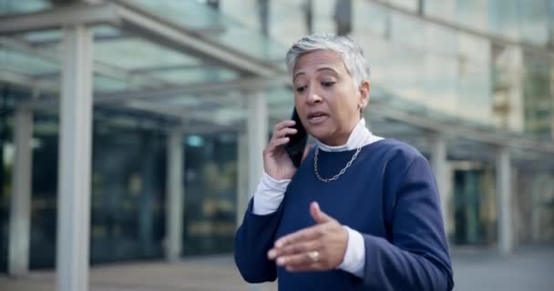Senior Kvinde Telefonopkald Tale Mens Går Uden Virksomhedens Bygning Kommunikation – Stock-video