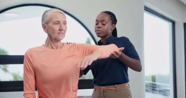 Alte Frau Arm Und Stretching Zur Unterstützung Physiotherapie Rehabilitation Und — Stockvideo
