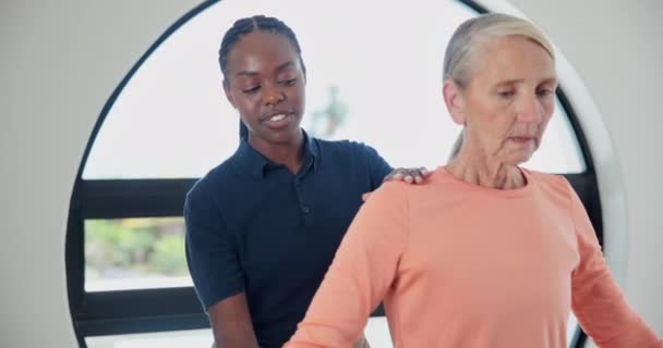 Alte Frau Physiotherapie Und Kurzhantelgymnastik Zur Rehabilitation Für Mobilitätsberatung Erholung — Stockvideo