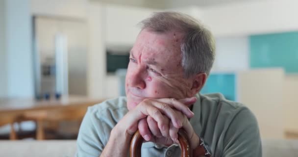 Alter Mann Gehstock Und Trauriges Denken Rentenalter Mit Arthritis Mensch — Stockvideo