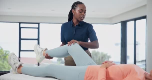 Fisioterapeuta Mulher Idosa Pernas Alongamento Para Recuperação Muscular Bem Estar — Vídeo de Stock