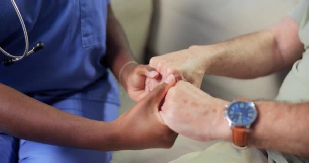 Verzorger Hand Hand Senior Met Verpleegster Ondersteuning Vertrouwen Samen Bejaardentehuis — Stockvideo