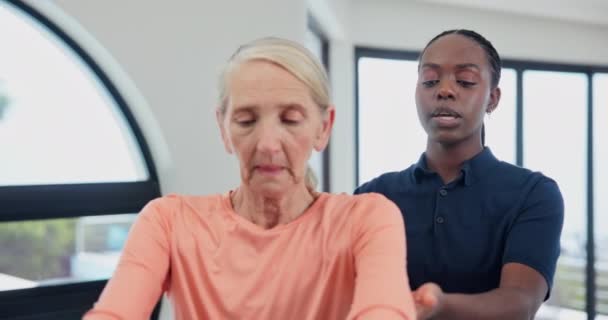 リハビリテーションまたは腕の移動性相談 回復または関節の痛みのための古い女性 理学療法およびダンベルフィットネス 高齢者 健康のための評価と筋肉損傷 進歩やサポート — ストック動画