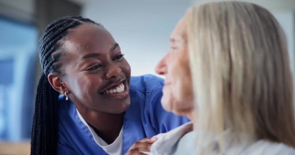 간호사 집에서 웰빙을 지원하기 행복하고 친절한주의를 소파에 이야기 간병인 라운지 — 비디오