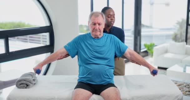 Estiramiento Médico Hombre Para Fisioterapia Con Pesas Para Bienestar Fitness — Vídeos de Stock