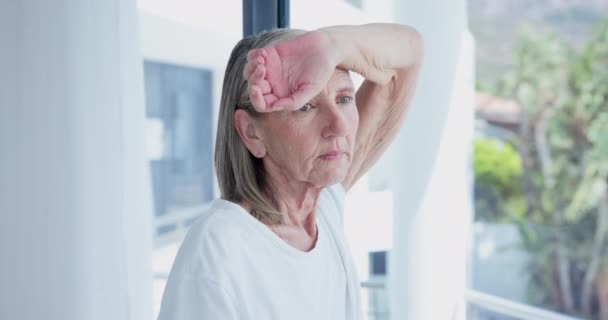 Düşünme Pencere Huzurevinde Üzgün Hatıralar Stres Hatırlamak Için Emeklilikte Olan — Stok video