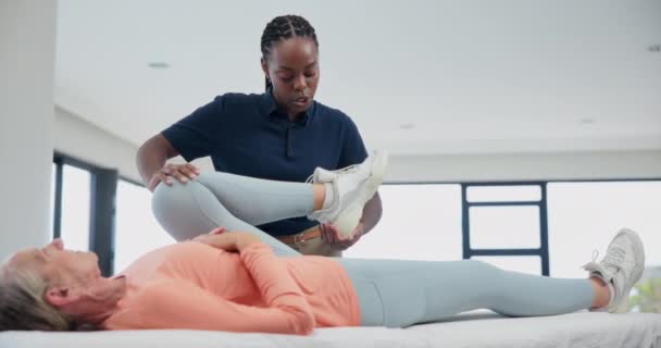 Physiotherapeut Frau Und Stretching Beine Mit Patienten Für Muskelerholung Wellness — Stockvideo