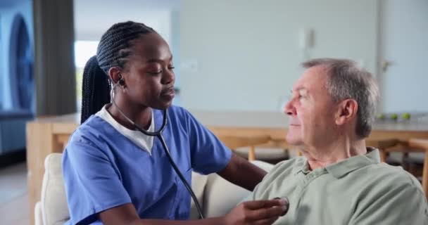 老年人 护士和听诊器 用于家庭咨询或胸部检查 用于诊断测试 退休或肺病 老年人 照料者和沙发 用于倾听心跳 建议或哮喘 — 图库视频影像