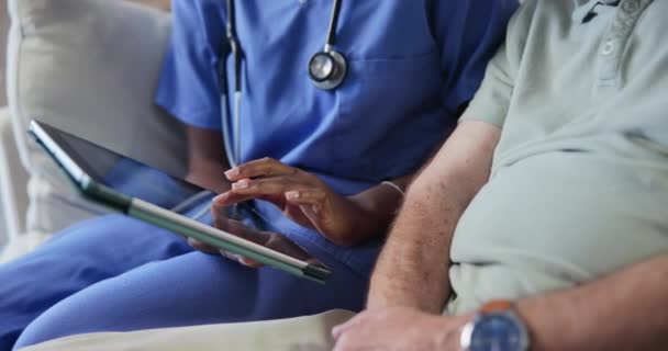 Anciano Enfermera Conversación Sofá Con Tableta Para Registros Médicos Línea — Vídeo de stock