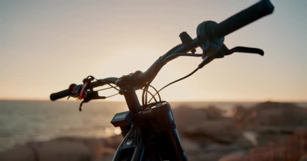 在自然夏季比赛中 天空和电动摩托车的操纵杆 用于旅行 探险或极限运动 具有海洋 日落或具有动力 速度或机器的挑战的交通 自行车或摩托车 — 图库视频影像