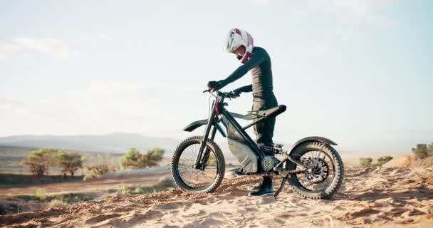 Exterior Moto Hombre Con Recorrido Entrenamiento Seguridad Con Deportes Extremos — Vídeos de Stock