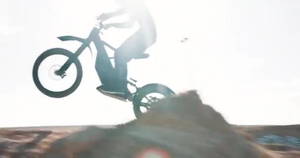 Байкер Мотоцикл Человек Воздухе Открытом Воздухе Тренировки Экстремальных Видов Спорта — стоковое видео