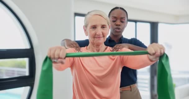 临床上的理疗师 老年妇女和伸展带 用于肌肉恢复 肩部和保健 身体康复 伤害或医疗服务的人 理疗和按摩 — 图库视频影像