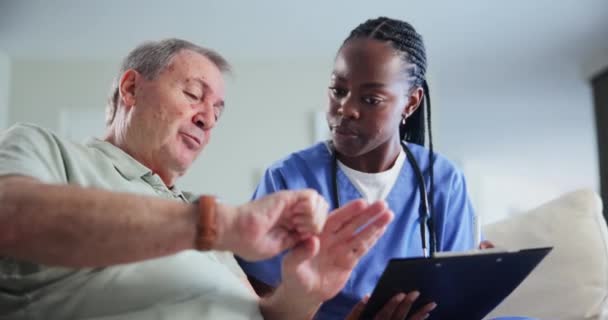 Enfermeira Homem Idoso Sofá Com Tablet Para Consulta Relatório Conselhos — Vídeo de Stock