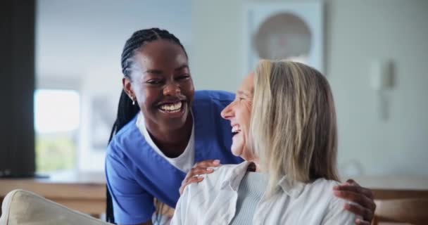 Krankenschwester Seniorin Und Sofa Mit Gesicht Lächeln Und Zusammen Für — Stockvideo