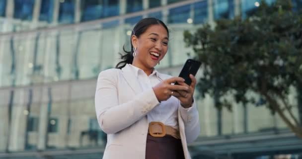 快乐的女人 生意兴隆 在城市里通过电话赢得了好消息 庆祝或惊喜 在城市里 兴奋的亚洲人 女性或带着微笑在手机上晋升的员工 — 图库视频影像