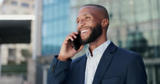 Ευτυχισμένος Επιχειρηματίας Και Πόλη Τηλεφωνική Κλήση Για Συνομιλία Επικοινωνία Συνομιλία — Αρχείο Βίντεο