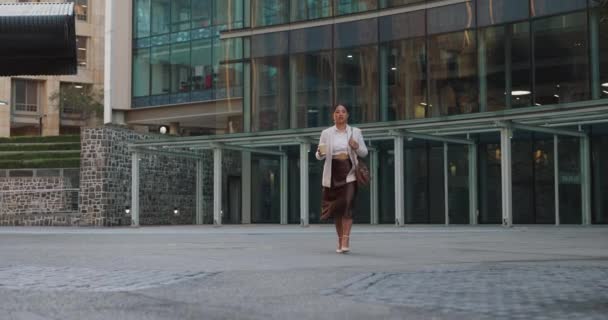 商界女性 街上和洒咖啡与错误 步行和愤怒与旅行 时间表和户外在城市 在办公大楼旁的地铁人行道上喝东西的人 员工和压力 — 图库视频影像