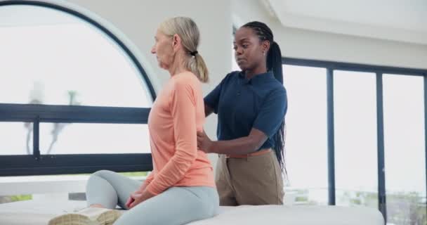 Alte Frau Physiotherapie Und Rückenschmerzen Zur Rehabilitationsberatung Auf Massagetisch Fortschritt — Stockvideo