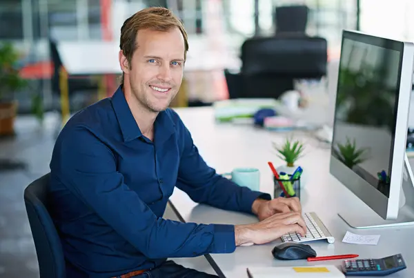 Portrett Lykkelig Mannlig Person Kontor Skriving Laptop Planlegging Forskning Ideer – stockfoto