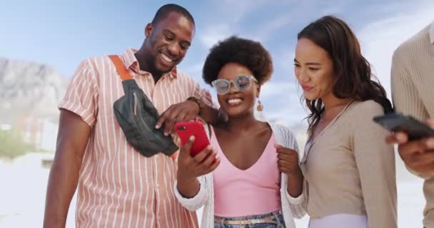 Telefon Uśmiech Przyjaciele Plaży Lecie Razem Komunikację Wakacje Lub Wakacje — Wideo stockowe