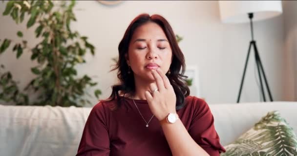 Oddychanie Zen Kobieta Eft Stukanie Kanapie Dla Niepokoju Zdrowia Psychicznego — Wideo stockowe