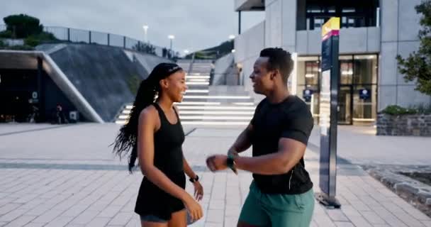 Бегун Отпраздновать Дать Пять Спортсменом Городе Счастливые Люди Друзья Ударом — стоковое видео
