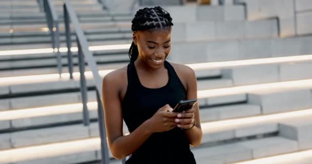 Fitness Černá Žena Úsměv Chytrým Telefonem Schodech Pro Sociální Média — Stock video
