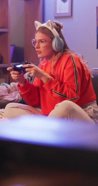 Sporten Meisje Controller Spelen Videospel Plezier Wedstrijd Thuis Als Virtuele — Stockvideo