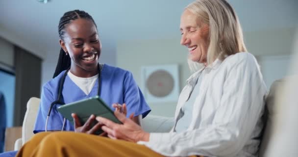 Senior Patient Tablette Und Medizinische Beratung Mit Zufriedener Krankenschwester Mit — Stockvideo