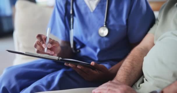 Sofá Documentos Enfermera Con Paciente Para Atención Médica Bienestar Servicio — Vídeo de stock