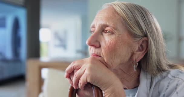 Старшая Женщина Мышление Доме Престарелых Тростью Депрессией Грустью Инвалидности Одиночеством — стоковое видео