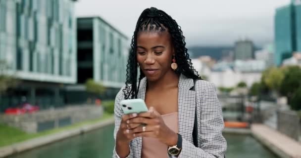 Telefone Negócios Mulher Negra Feliz Cidade Com Meme Comédia Piada — Vídeo de Stock