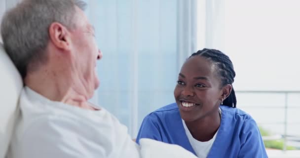 Verpleegster Patiënt Gelukkig Bed Voor Goed Nieuws Resultaten Met Ondersteuning — Stockvideo