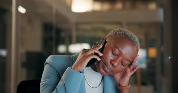 会社のプロジェクトのためのストレス 残業時間および期限のための頭痛を伴うオフィス 黒人女性および電話 バーンアウト スマートフォン ディスカッション 夜に疲れを感じる — ストック動画