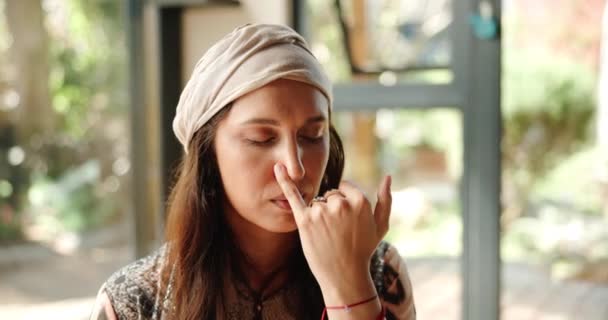 冥想和呼吸鼻孔在圣地锻炼或整体仪式的精神或自然愈合 用瑜伽净化心灵的女性 传统医生和萨满 — 图库视频影像